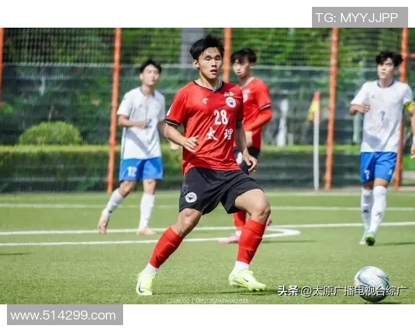 身体素质卓越的足球球星如何通过训练提升竞技水平与长期保持巅峰状态